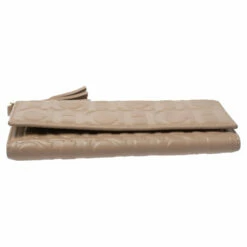 Carolina Herrera Beige Leather Tassel Continental Trifold Wallet Women 17 Carolina Herrera Beige Leather Tassel Continental Trifold Wallet Women -Carolina Herrera Shop luxury women carolina herrera used handbags p351963 007