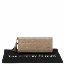 Carolina Herrera Beige Leather Tassel Continental Trifold Wallet Women 19 Carolina Herrera Beige Leather Tassel Continental Trifold Wallet Women -Carolina Herrera Shop luxury women carolina herrera used handbags p351963 010
