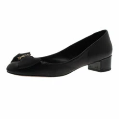 Carolina Herrera Black Leather Bow Pumps Size 39 Women
